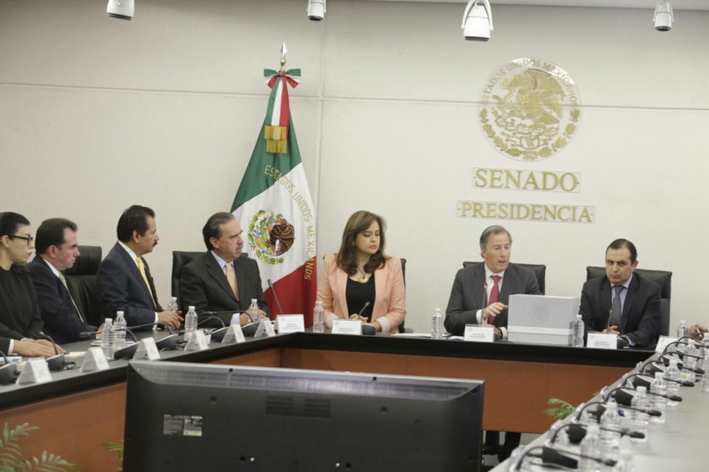 Senador Fernando Mayans Canabal y Senador Luis Sánchez Jiménez en la entrega del #PaqueteEconómico2018 al Senado de la República
