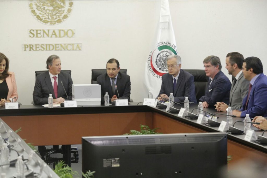 Senador Fernando Mayans Canabal y Senador Luis Sánchez Jiménez en la entrega del #PaqueteEconómico2018 al Senado de la República
