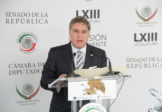 Senador Fernando Mayans en conferencia