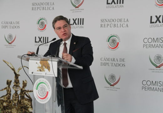Senador Fernando Mayans en conferencia