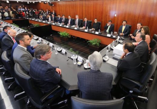 Senador Fernando Mayans Canabal y senador Luis Sánchez Jiménez en la entrega del Paquete Económico 2018 al Senado de la República