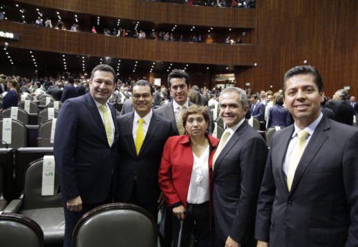 La y los senadores del Grupo Parlamentario del PRD, encabezados por su coordinador, el senador Miguel Ángel Mancera Espinosa, participaron en la Sesión de Congreso General para la apertura del Primer Periodo Ordinario de Sesiones del Primer Año de Ejercicio de la LXIV Legislatura.