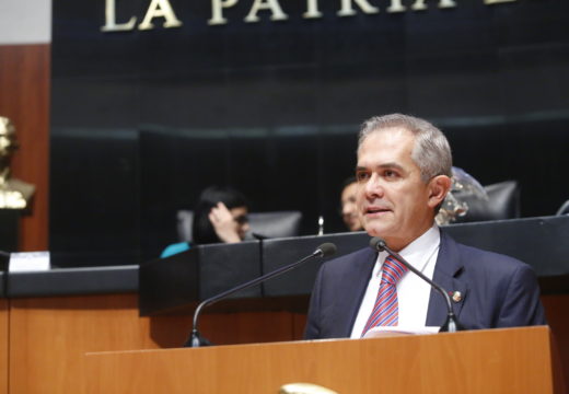 Versión del coordinador del Grupo Parlamentario del PRD, Miguel Ángel Mancera Espinosa, para presentar reservas sobre el dictamen para adicionar el Capítulo V la Ley de Instituciones de Crédito.