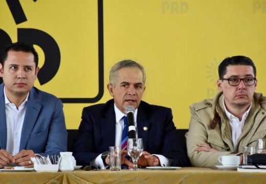 Versión del coordinador del Grupo Parlamentario del PRD, Miguel Ángel Mancera Espinosa, durante la reunión con miembros del Partido de la Revolución Democrática.
