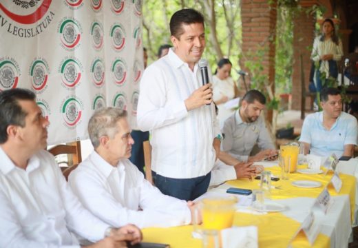 Versión del senador Antonio García Conejo, del Grupo Parlamentario del PRD, en reunión con presidentes y presidentas municipales, en Michoacán