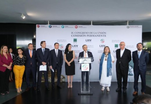 Versión del coordinador del PRD Miguel Ángel Mancera Espinosa, en conferencia de prensa junto a coordinadores y senadores de diferentes Grupos Parlamentarios.