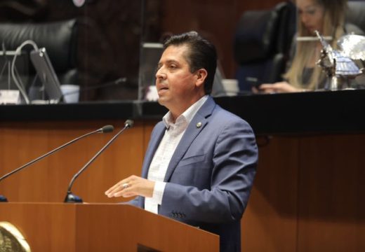 Versión del senador del Grupo Parlamentario del PRD, Antonio García Conejo, para referirse a la reactivación de la exportación del aguacate y a los enfrentamientos entre el Gobierno de Michoacán e integrantes del magisterio, desde su escaño